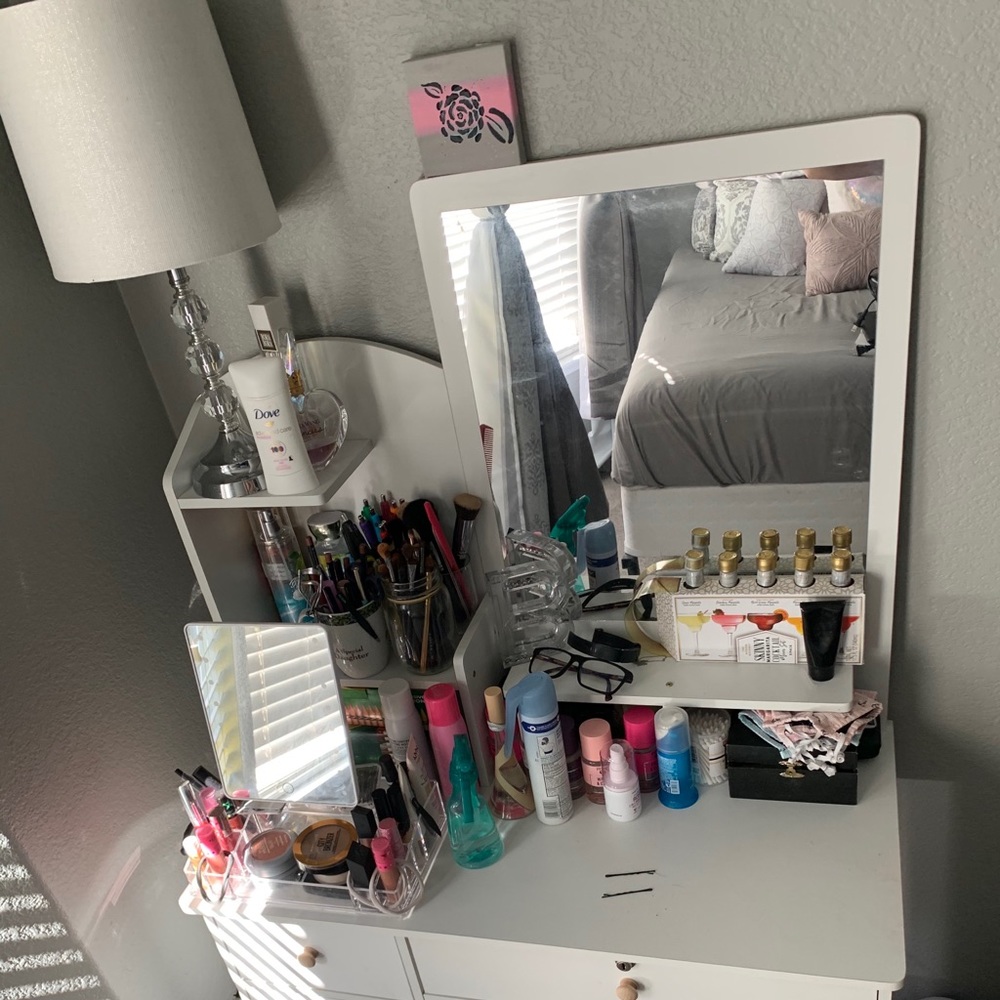 desk - Picture 2 of 4